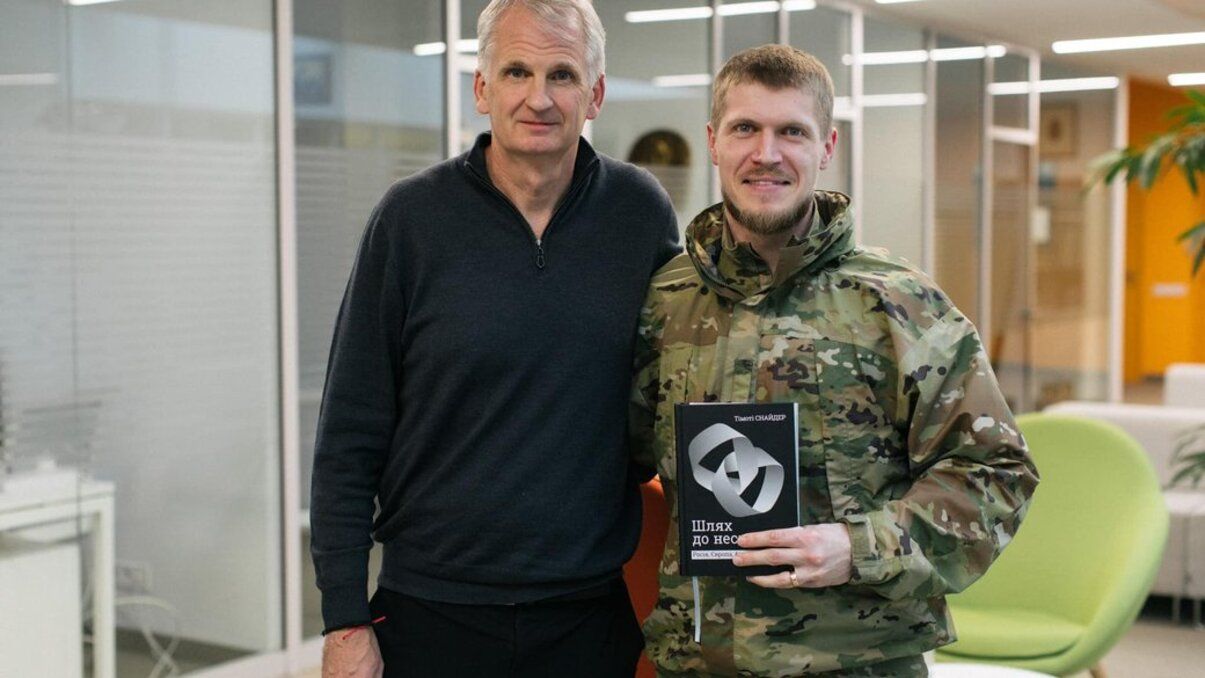 Тімоті Снайдер побачився у Львові із військовим, який читав його книгу в окопі