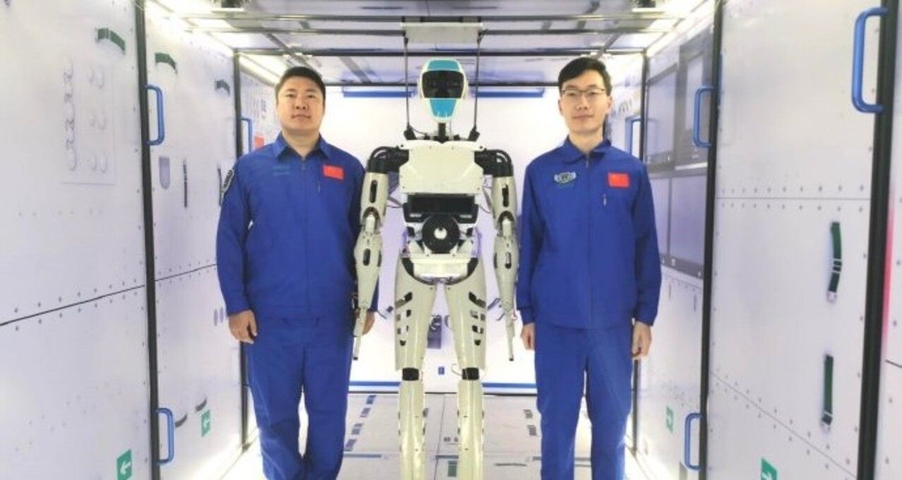 У Китаї показали людиноподібного робота для роботи на космічній станції