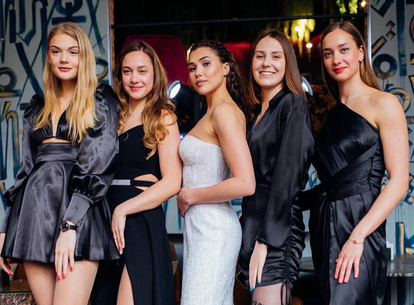 Українські синхроністки позують у вечірніх сукнях - фото 1