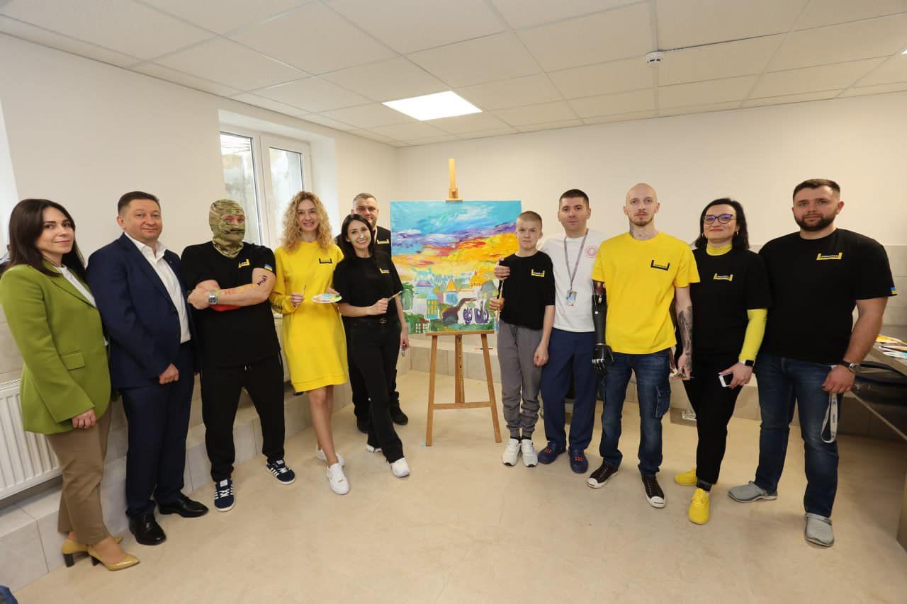 Протезовані пацієнти з реабілітаційного центру "Незламні" намалювали картину "Схід сонця"