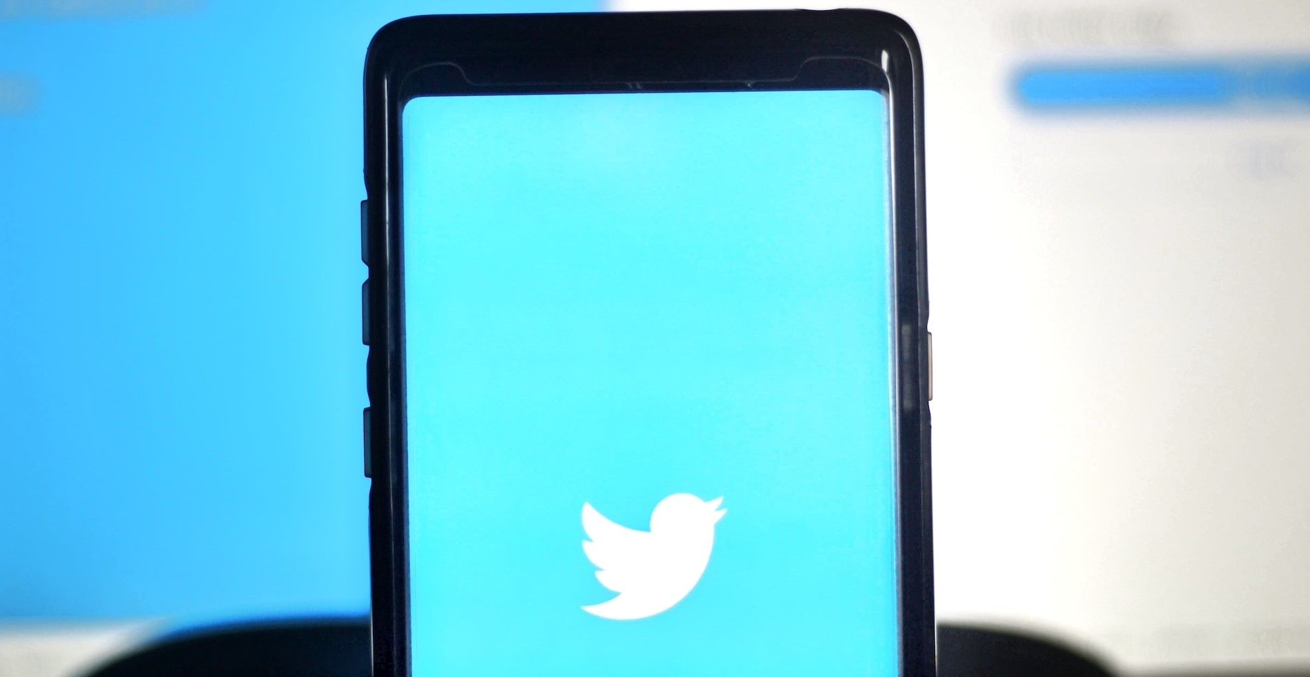 Twitter знижує у видачі пости про Україну - фото 1