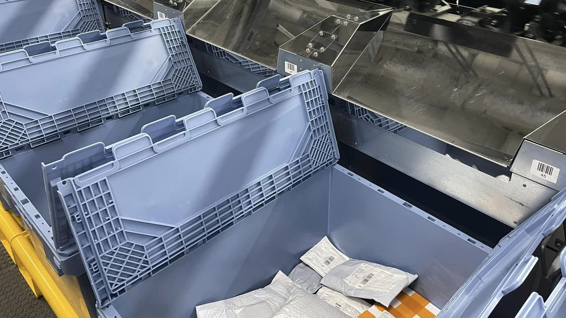 Укрпошта презентувала першу роботизовану лінію сортування посилок