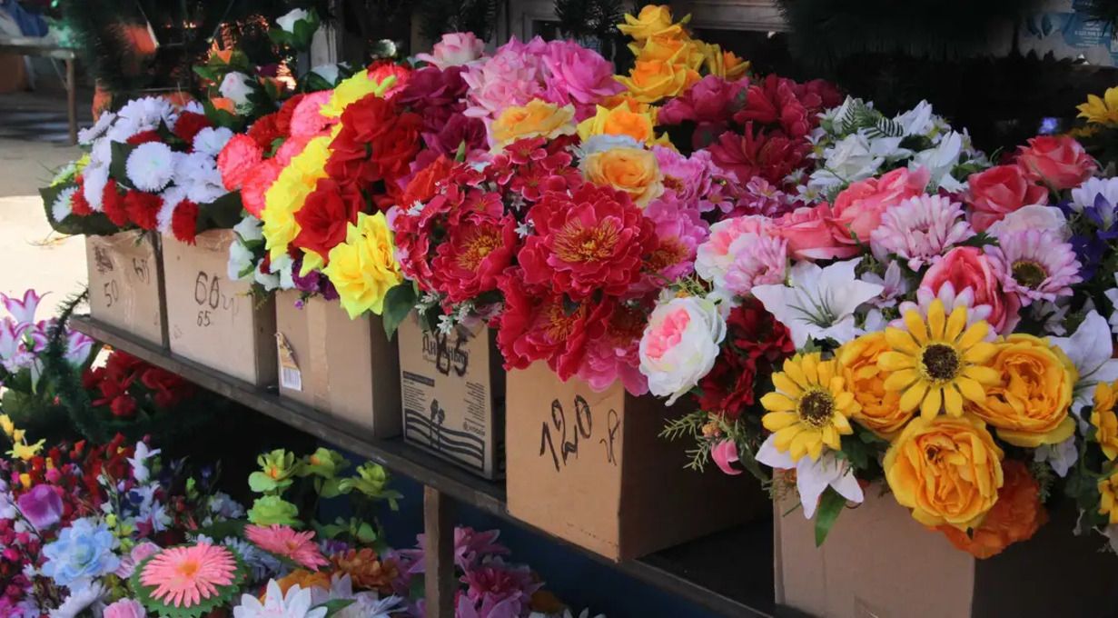 На Київщині заборонили використовувати штучні квіти на кладовищах