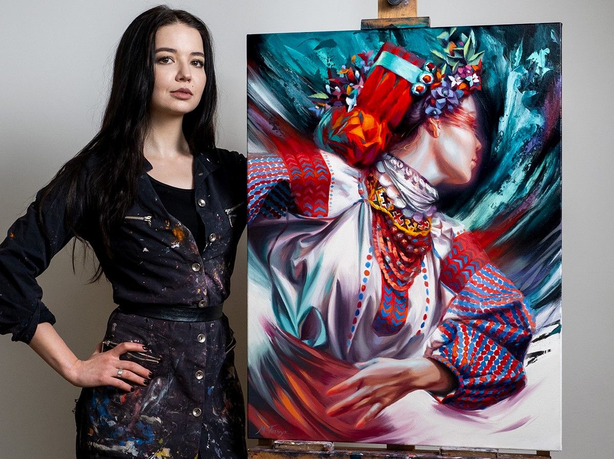 Франківська художниця продала картину, аби купити автомобіль та дрон для воїнів "Азову"