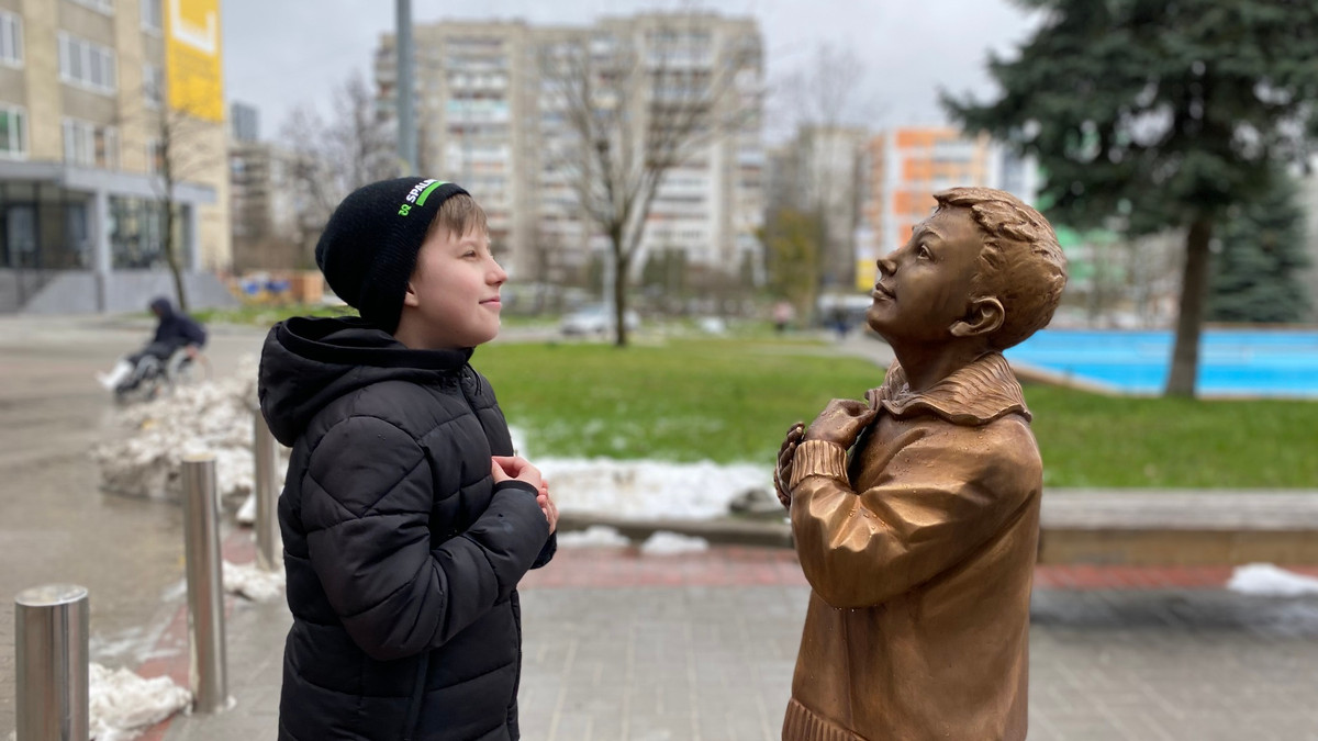 У Львові встановили скульптуру хлопчика - фото 1