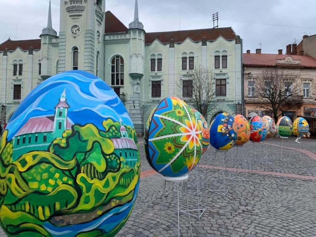 Центральну площу Мукачева прикрасили кольорові великодні писанки