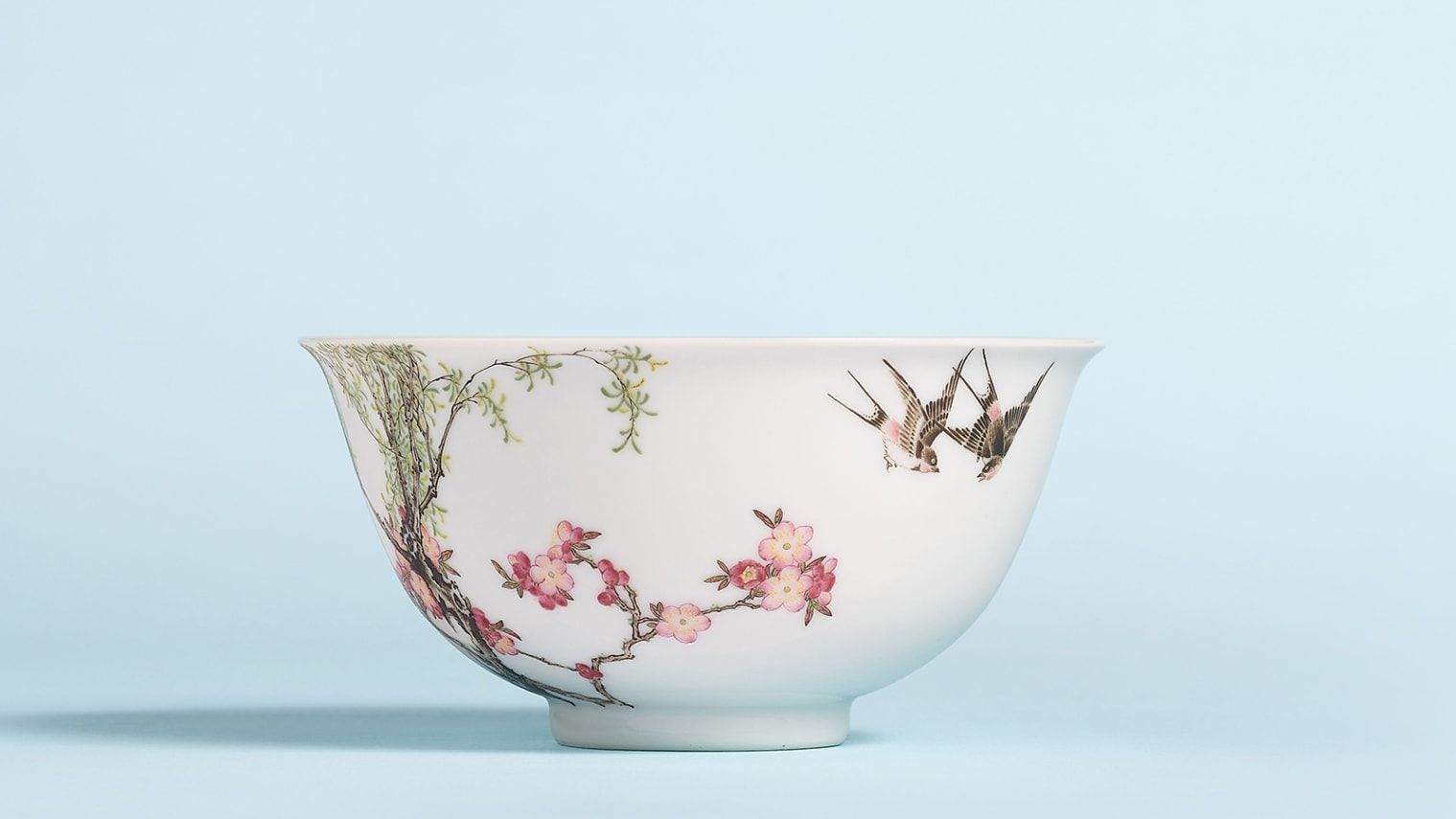 На аукціоні продали порцелянову китайську чашу за 25 мільйонів доларів