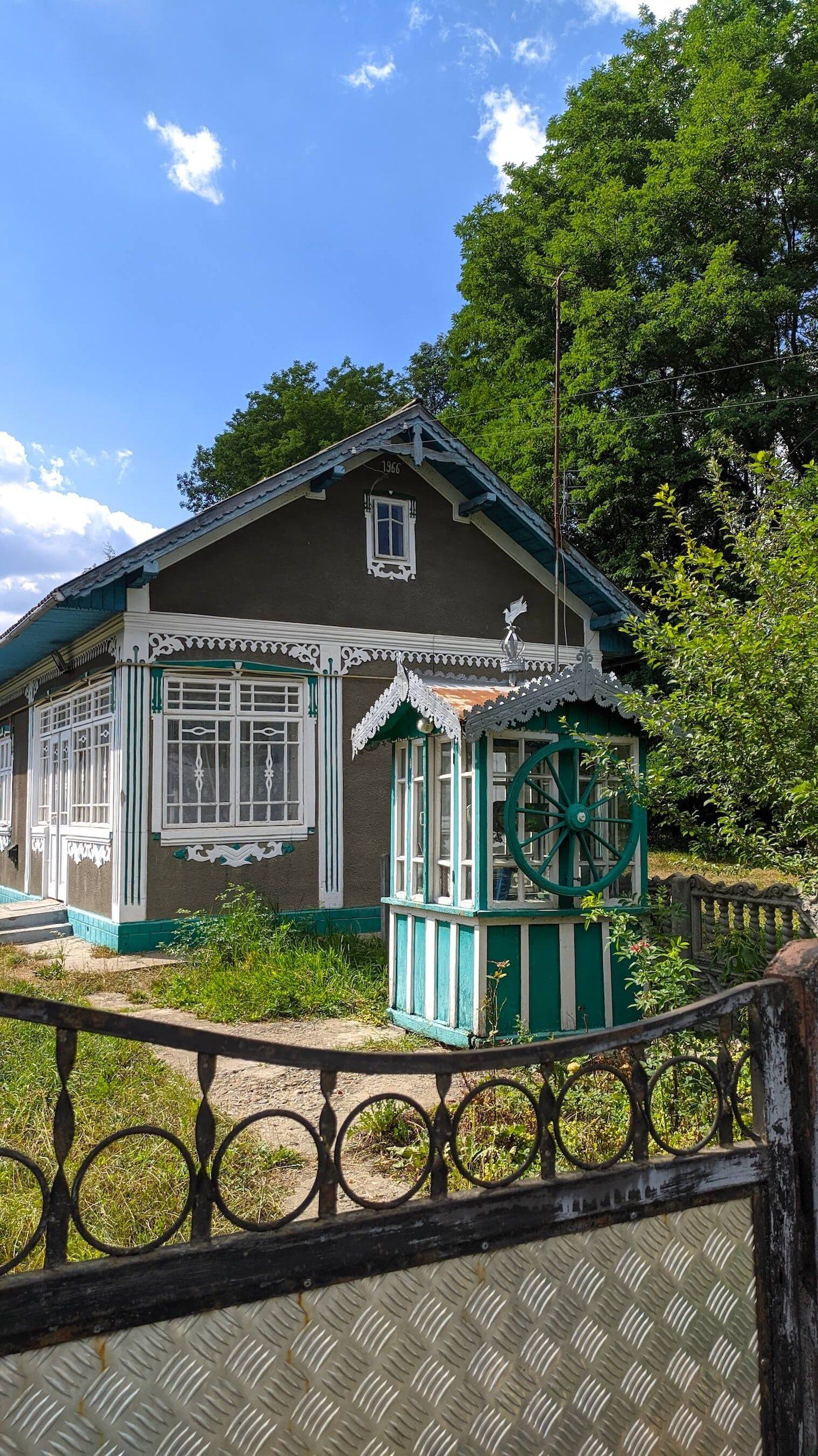 Український студент створив фотопроєкт про автентичні криниці Буковини