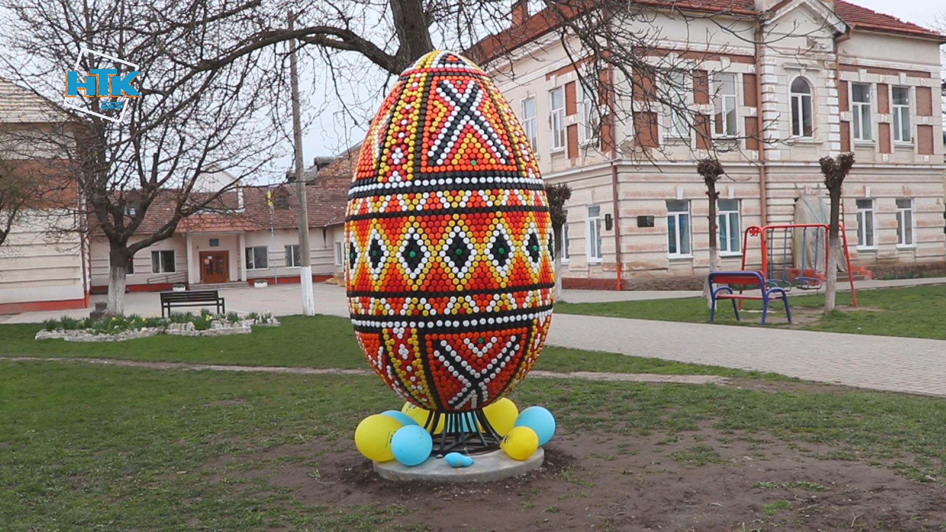 Двометрова писанка із пластикових кришечок – у Коломиї школярі створили унікальну писанку