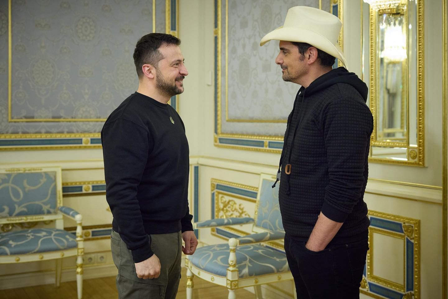 Кантрі-музикант Бред Пейслі заспівав "Червону руту" в центрі Києва