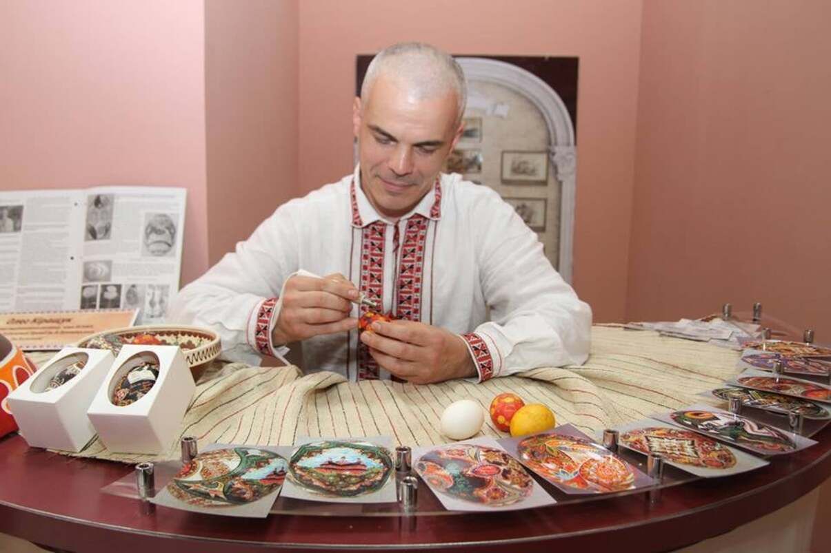 18 тисяч гривень за писанку на ЗСУ – у Коломиї на аукціоні продали писанку військового