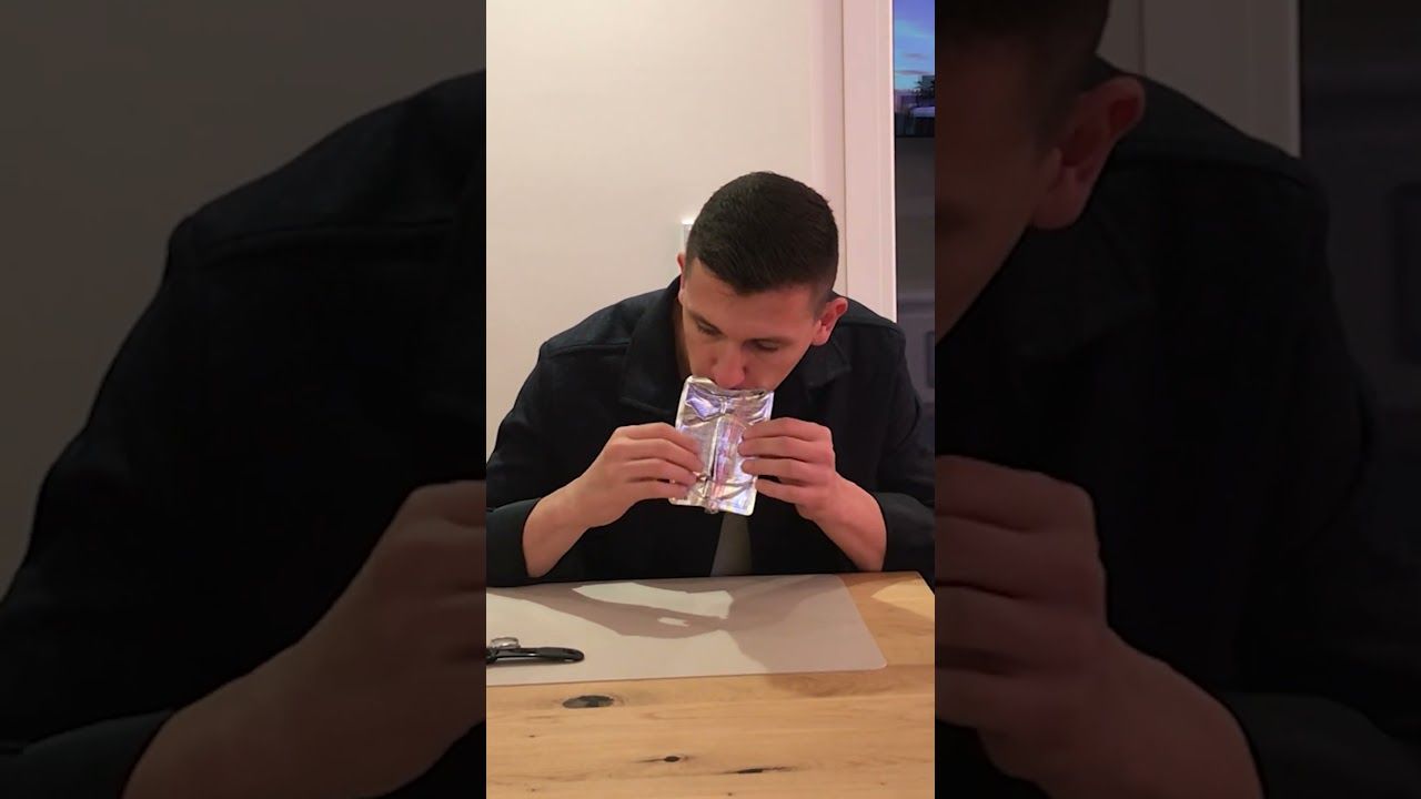 Хлопець найшвидше випив пакетик соку Capri Sun - фото 1