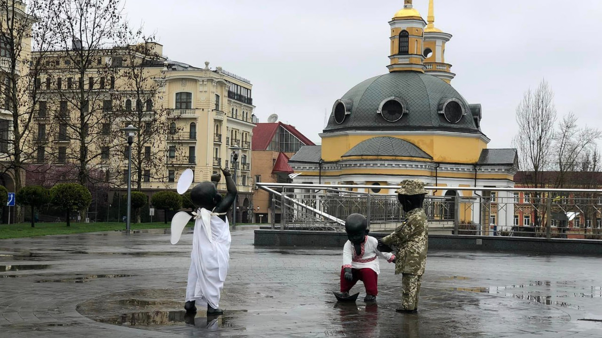 У Києві святково одягнули малюків-засновників до Великодня - фото 1