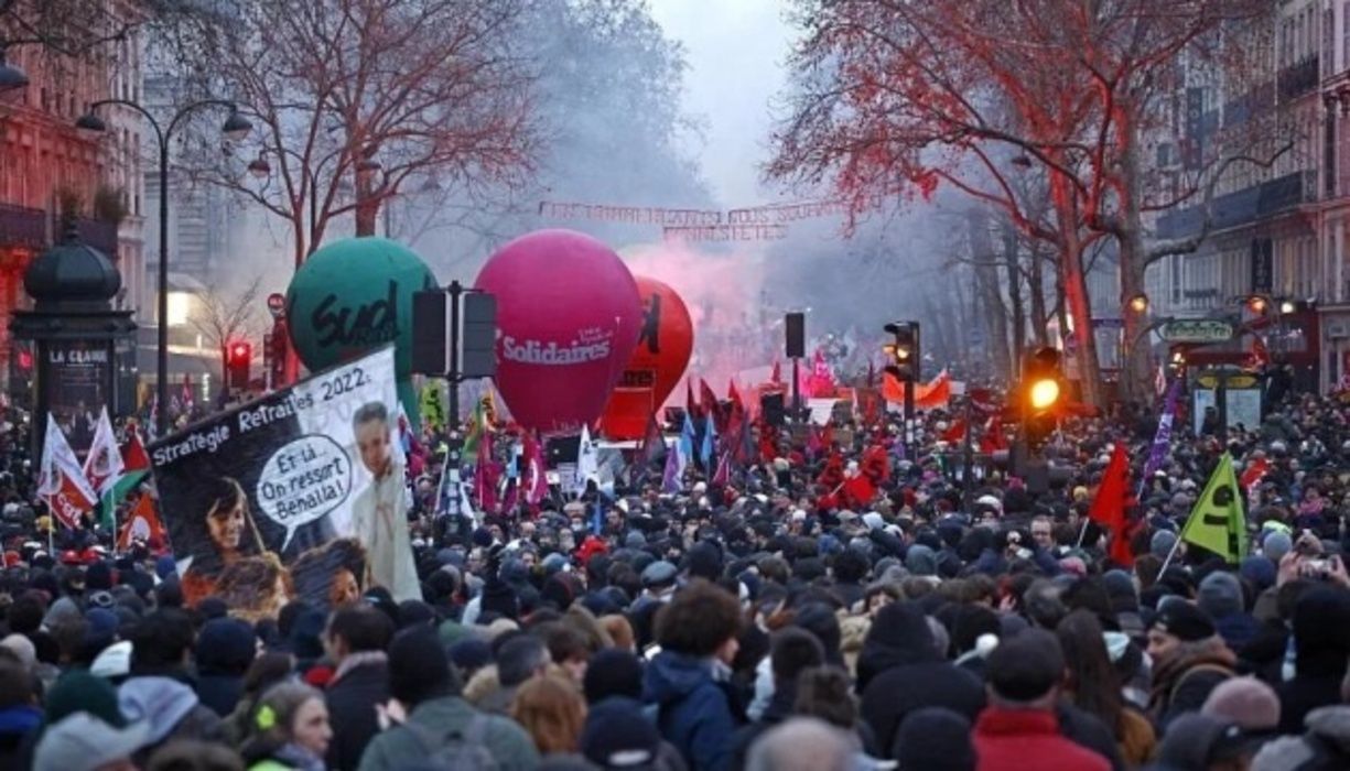 У Парижі тривають масові протести - фото 1