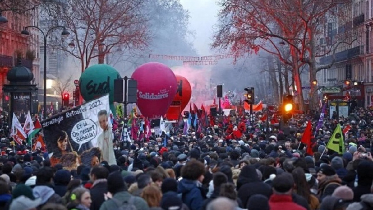 У Парижі тривають масові протести - фото 1