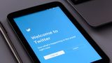 Twitter почав забирати сині галочки у верифікованих користувачів, але декому залишив