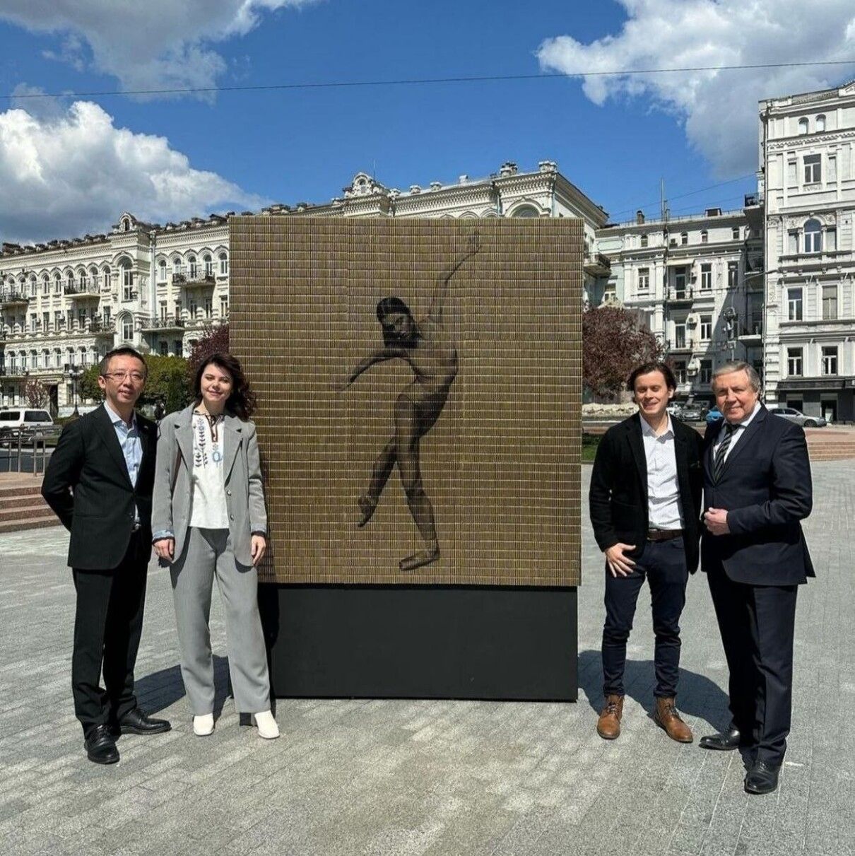 У Києві відкрили неймовірну інсталяцію зі стріляних гільз