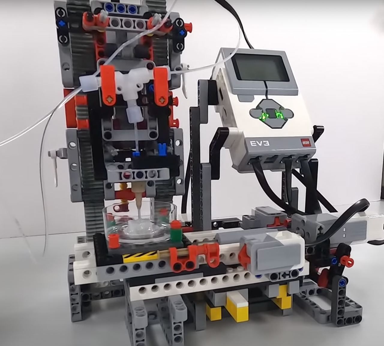 Ось це зібрана з Lego машина для вирощування зразків людської шкіри - фото 1