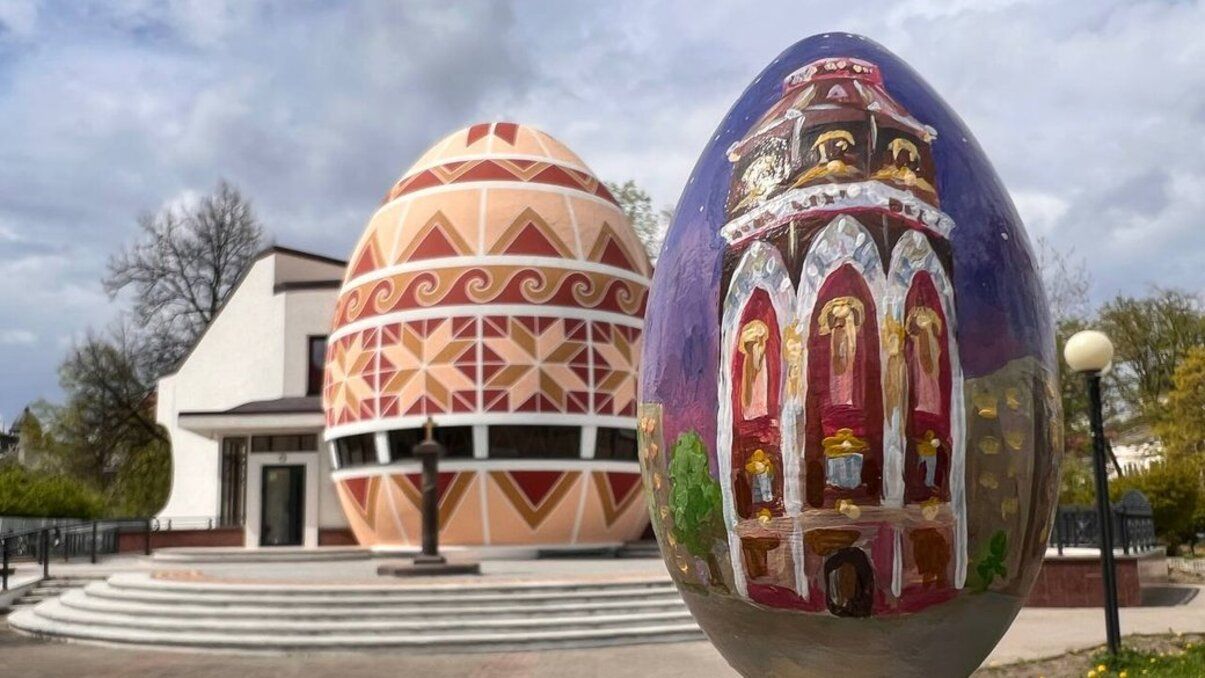 У Коломиї представили експозицію писанок із символами Маріуполя