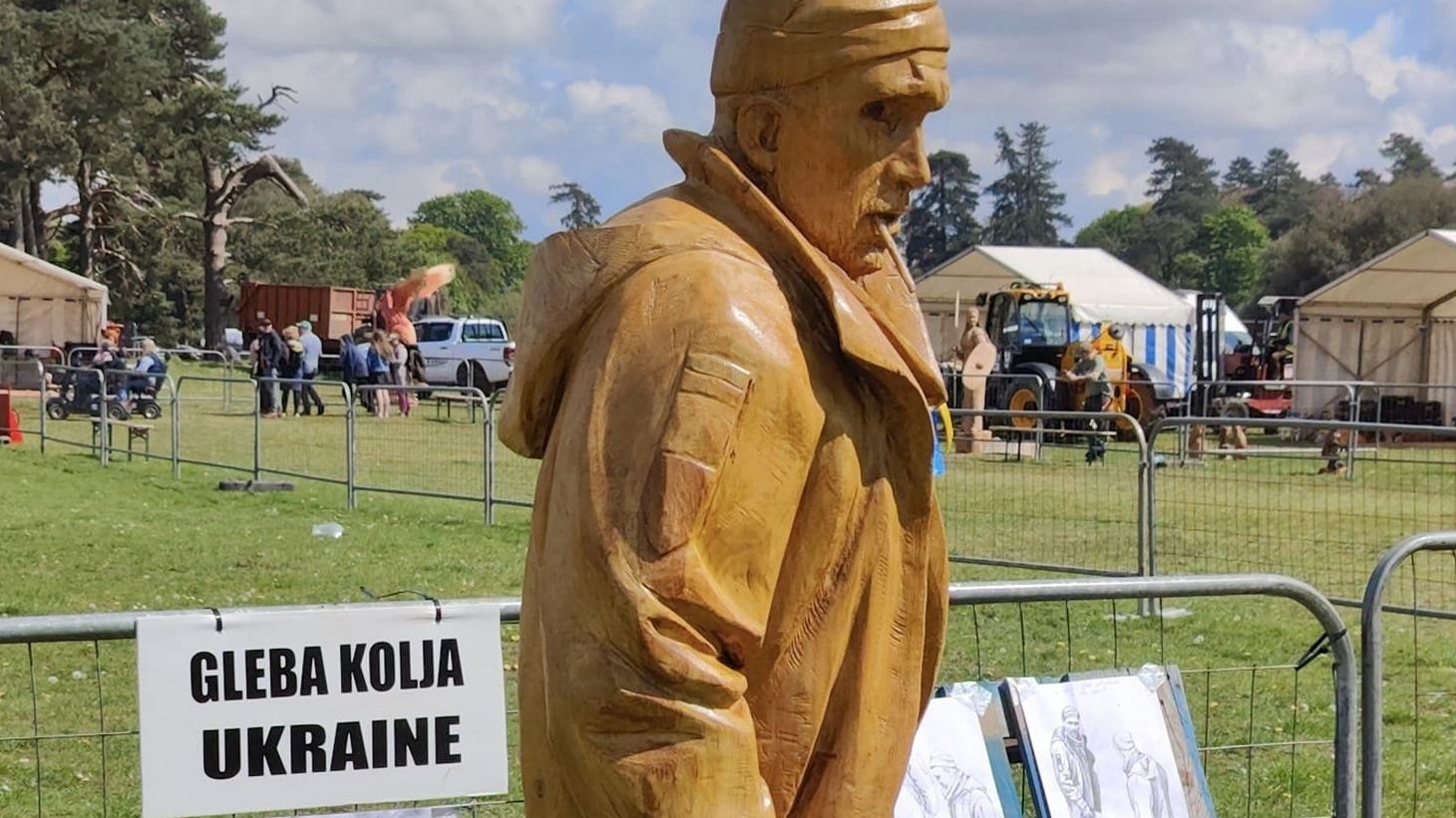 Різьбяр з Іршавщини витесав з дерева скульптуру Героя Олександра Мацієвського