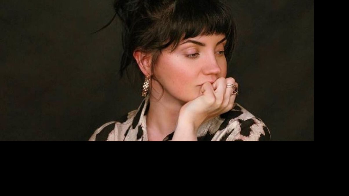 Дивіться відео, як Оля Цибульська декламує власний вірш "Приїжджай додому"