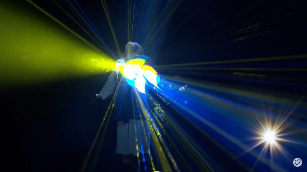 Ласкаво просимо додому: Alyosha виступила з ліверпульською співачкою Rebecca Ferguson