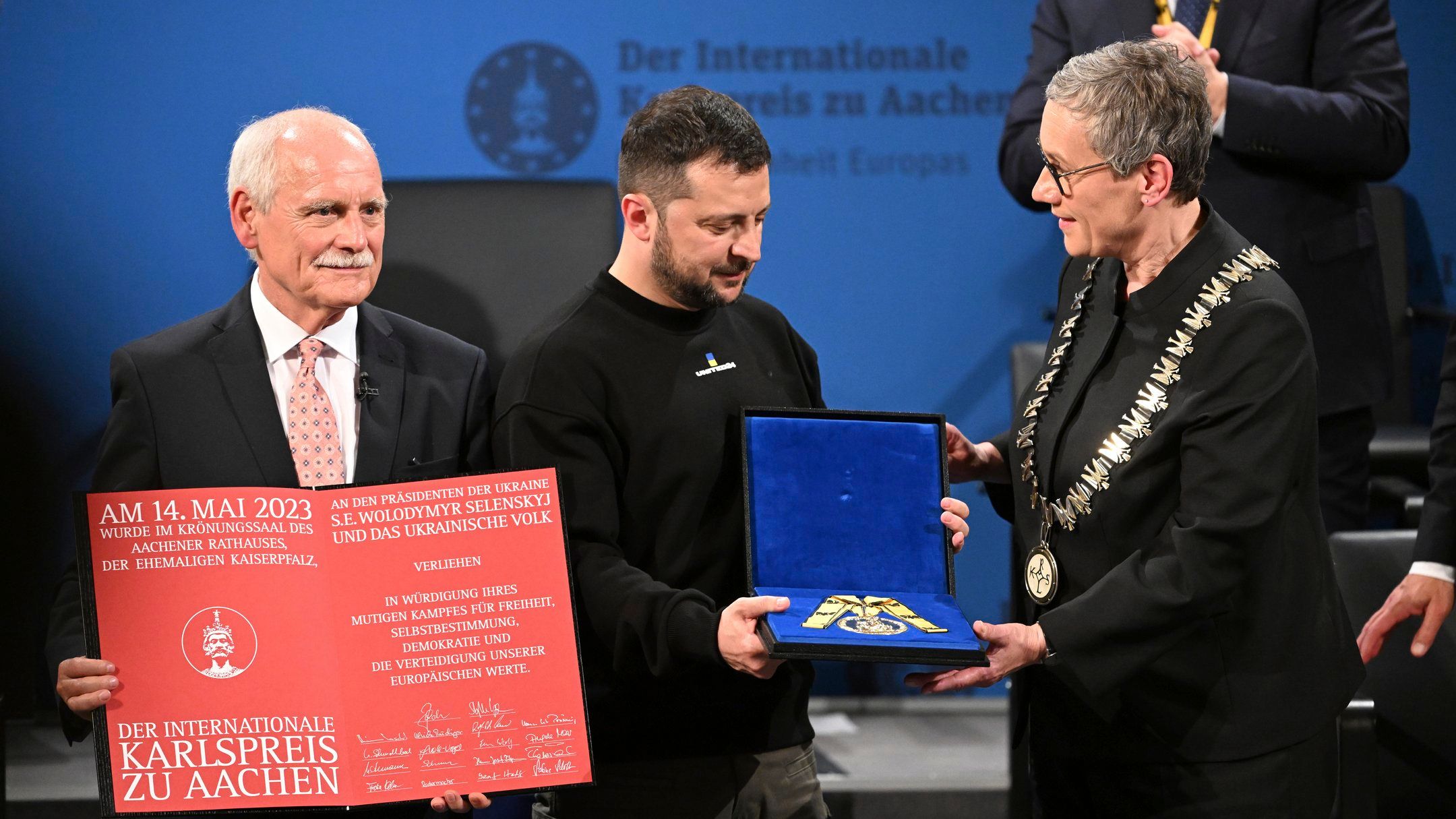 Зеленському вручили премію Карла Великого, присуджену йому та українському народові