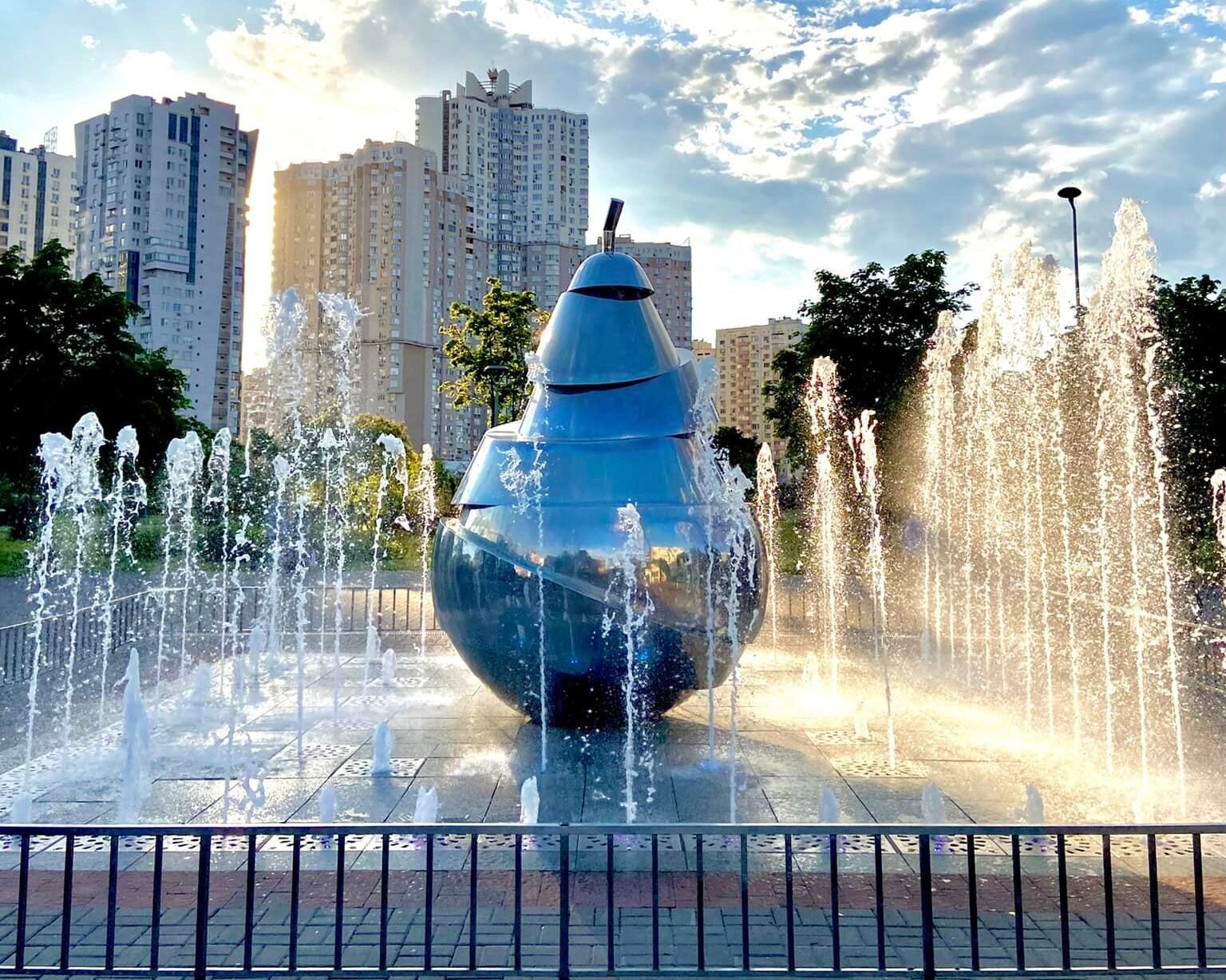 В Києві запрацював світломузичний фонтан Груша – фото