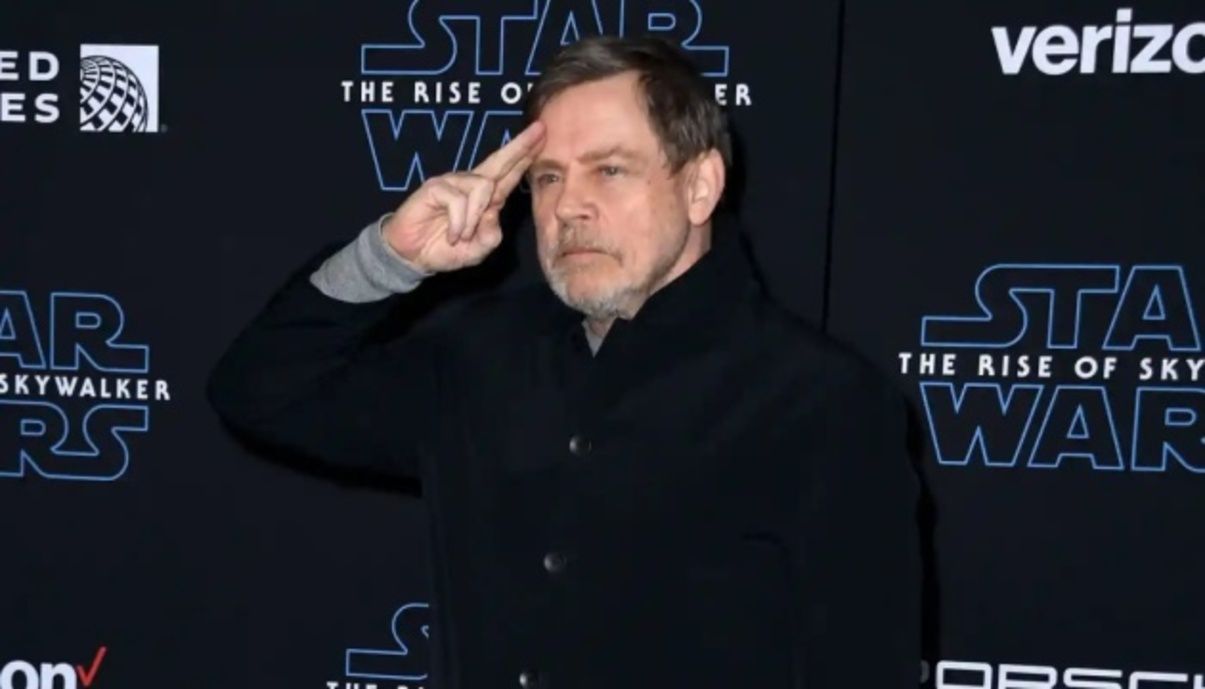 Актор та амбасадор United24 Марк Гемілл приміряв вишиванку, щоб допомогти Україні