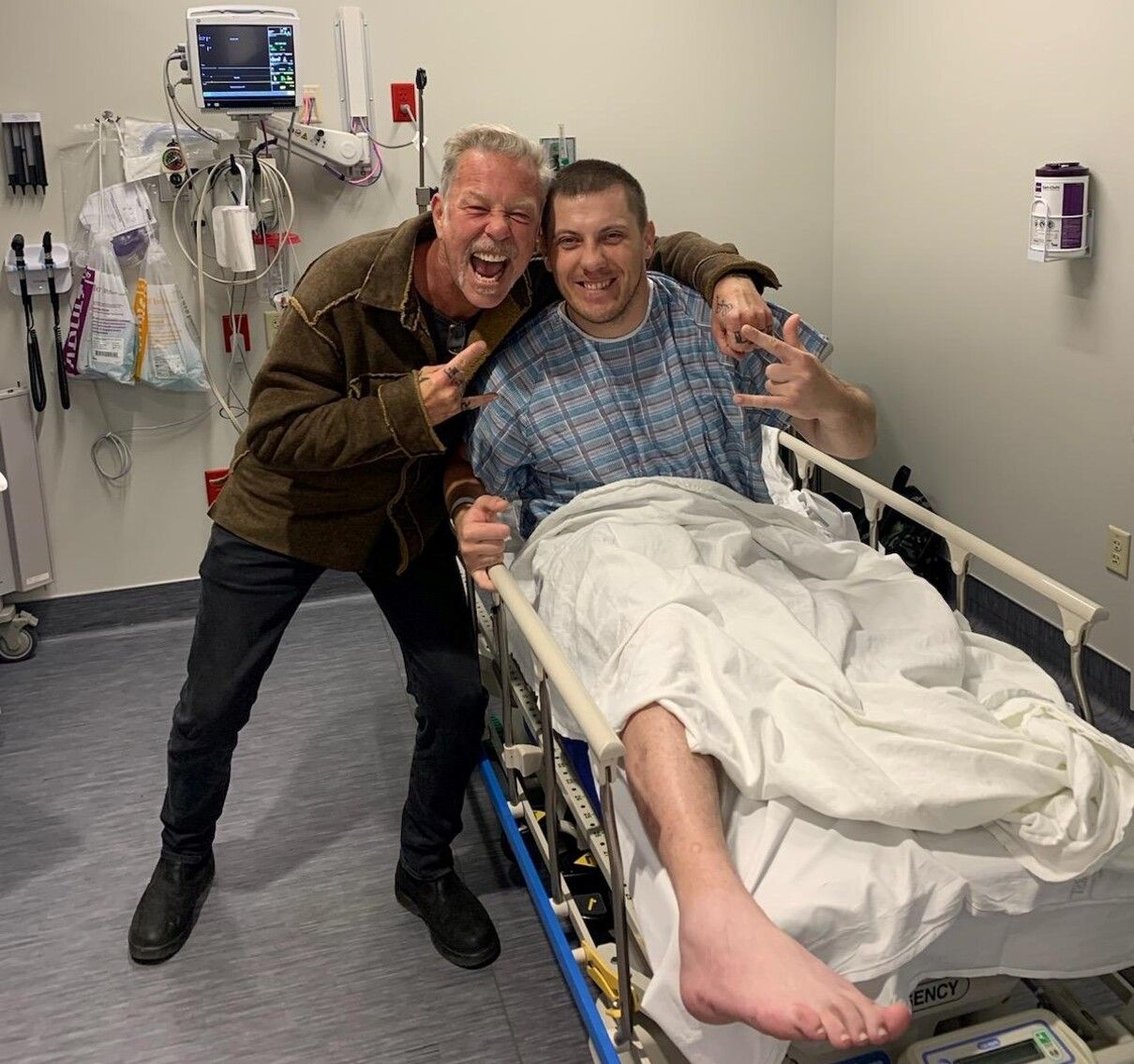 Соліст Metallica відвідав поранених українських бійців у лікарні: фото