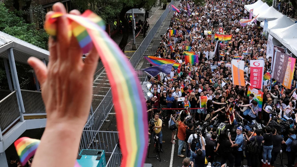 Прихильники одностатевих шлюбів святкують у Тайбеї - фото 1