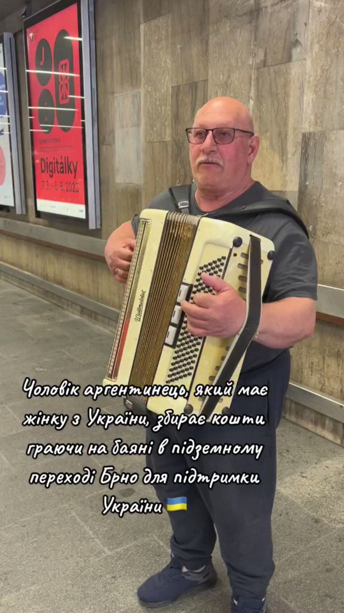 Аргентинець грає на баяні українські пісні та збирає кошти для українців – відео