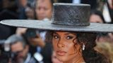 Французька модель Сінді Бруна з'явилася в українському капелюсі в Каннах