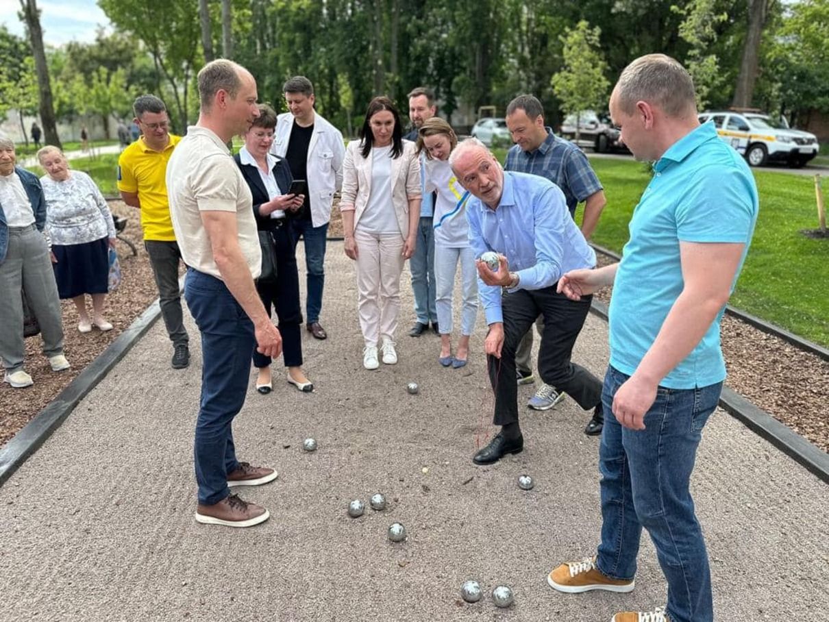 У Києві відкрили майданчик для гри в петанк – фото