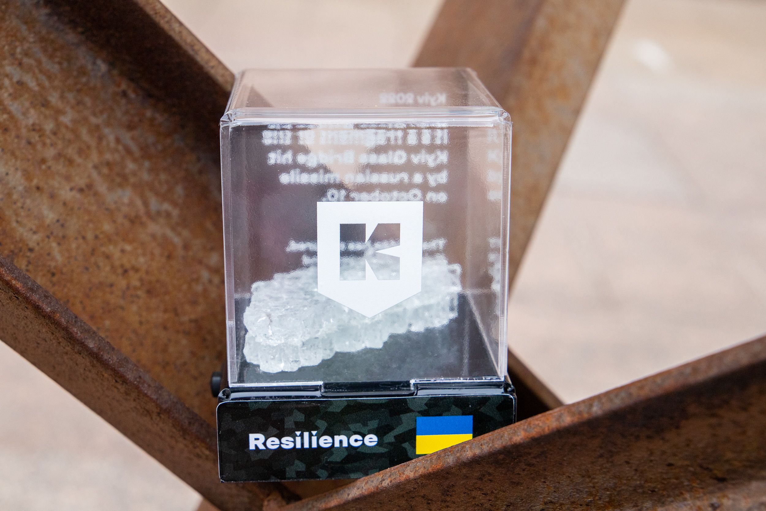 Фрагмент мосту, який витримав влучання російської ракети, можна придбати