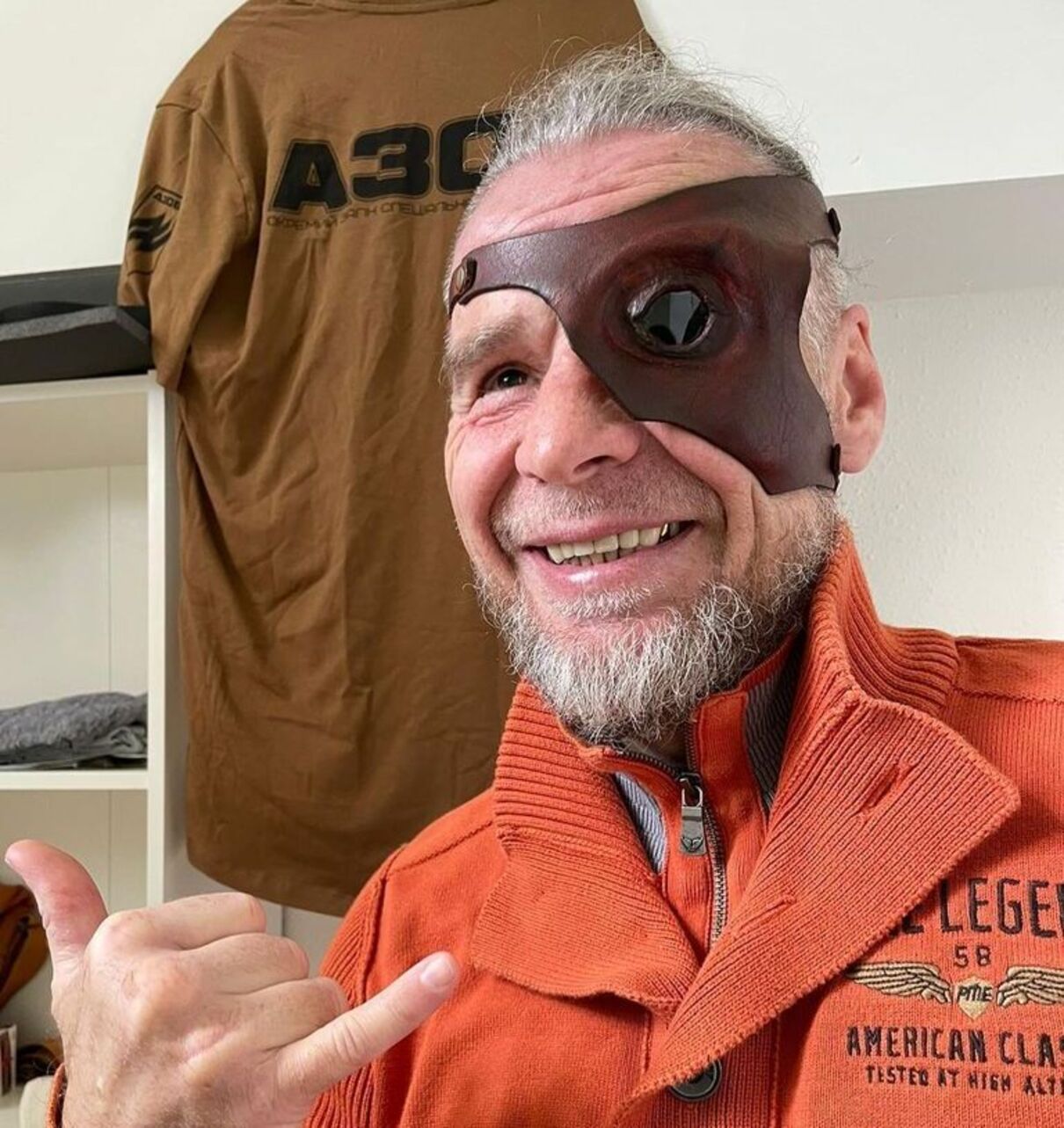 Український художник створив маску для захисника Маріуполя, що втратив око