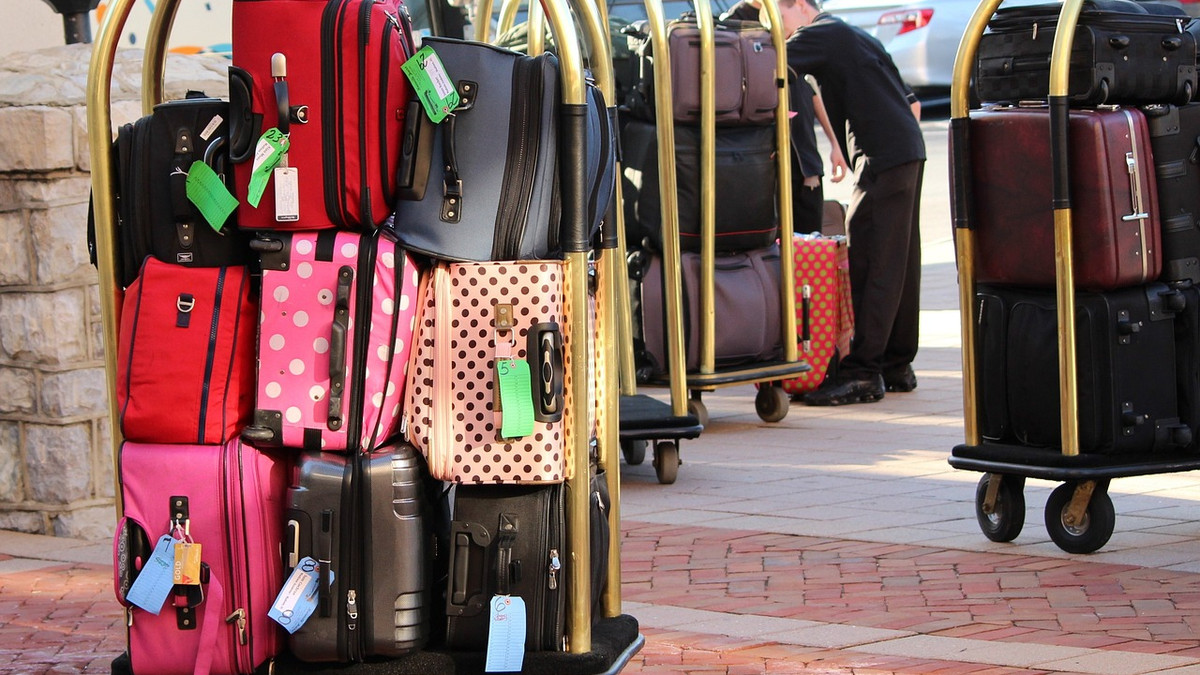 Хитрощі не вдалися: туристку в Австралії оштрафували за багаж - фото 1