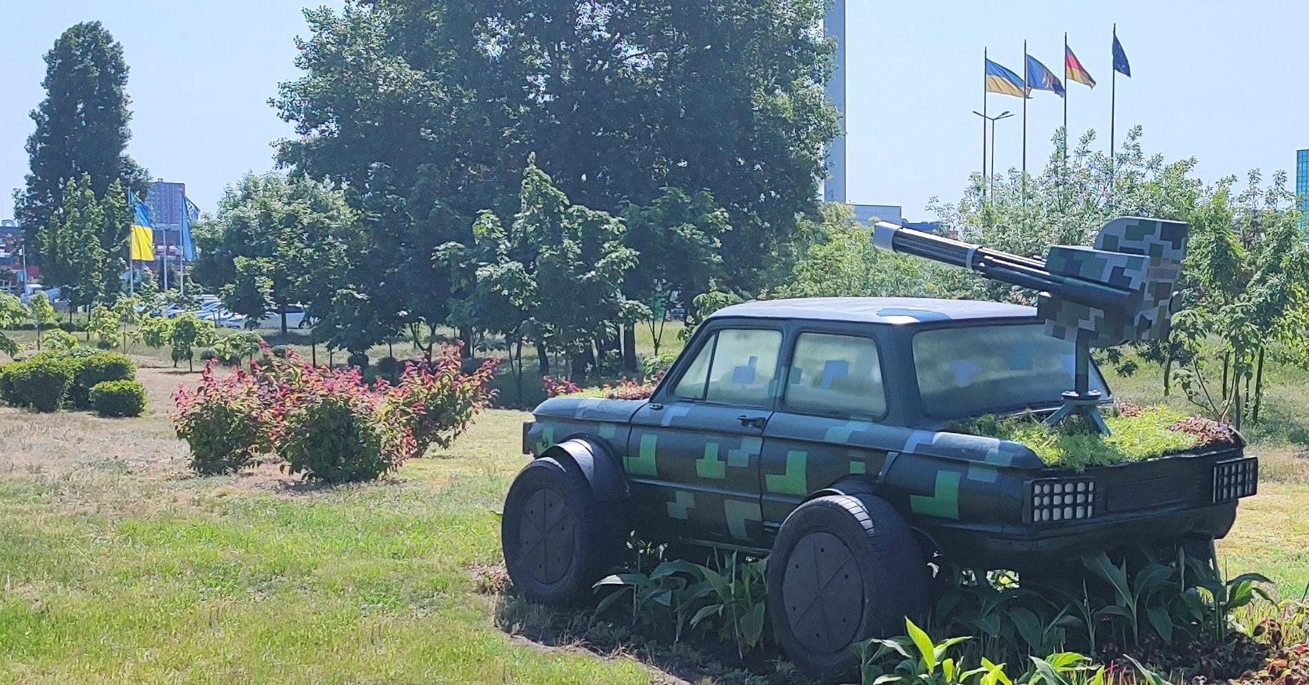 У Києві на Оболоні представили артоб'єкт – Бандеромобіль