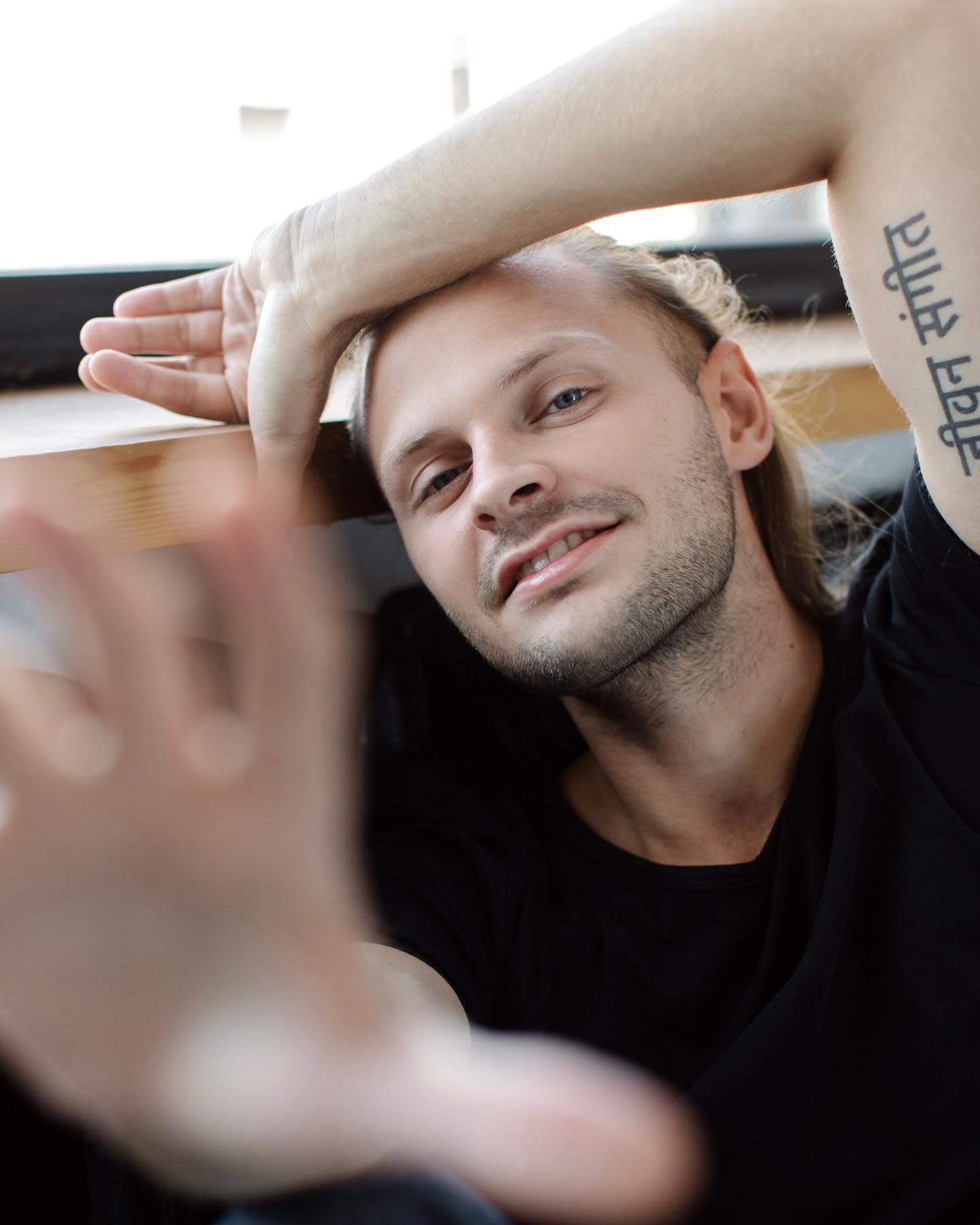 Учасник Голосу країни-9 Cheev представив чуттєву пісню "Пазл"