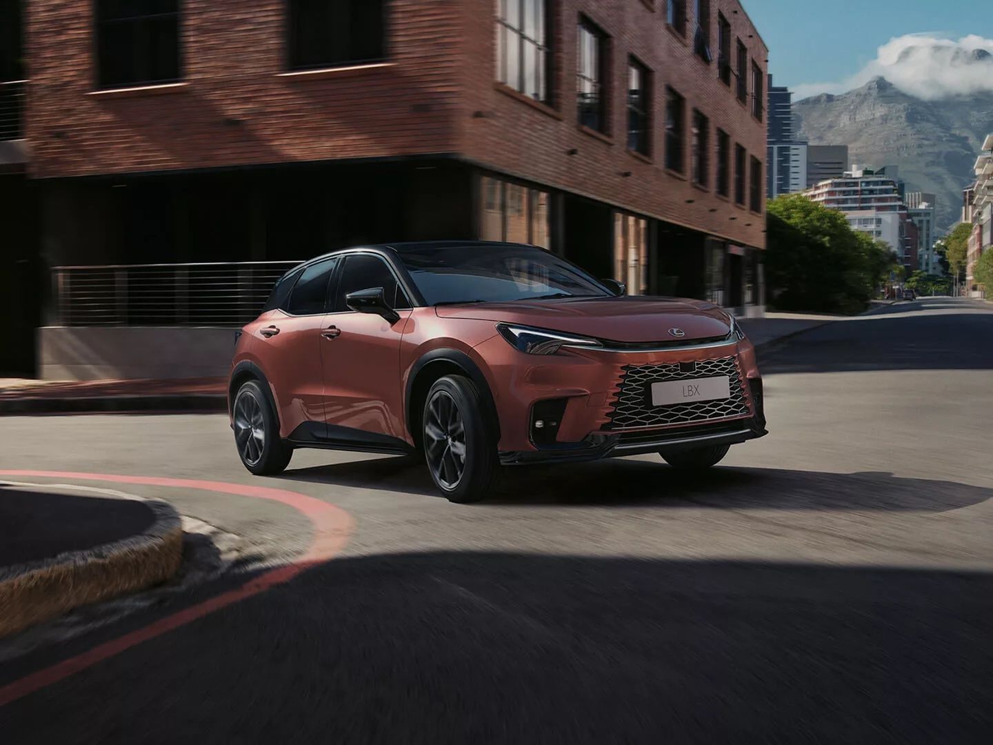 Lexus представив свій найкомпактніший кросовер LBX: технічні характеристики