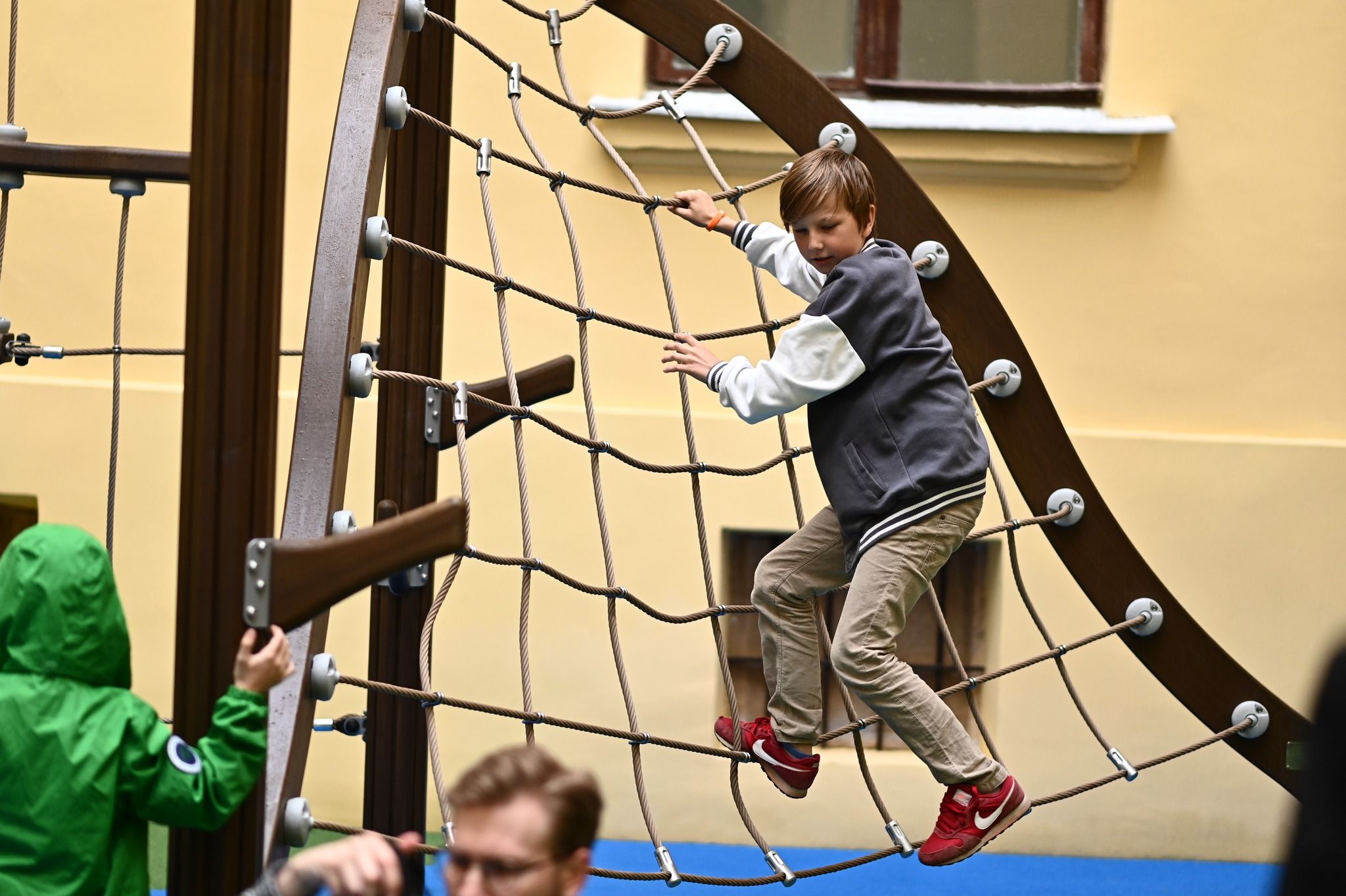 У Львові захаращене шкільне подвір’я перетворили на сучасний ігровий майданчик