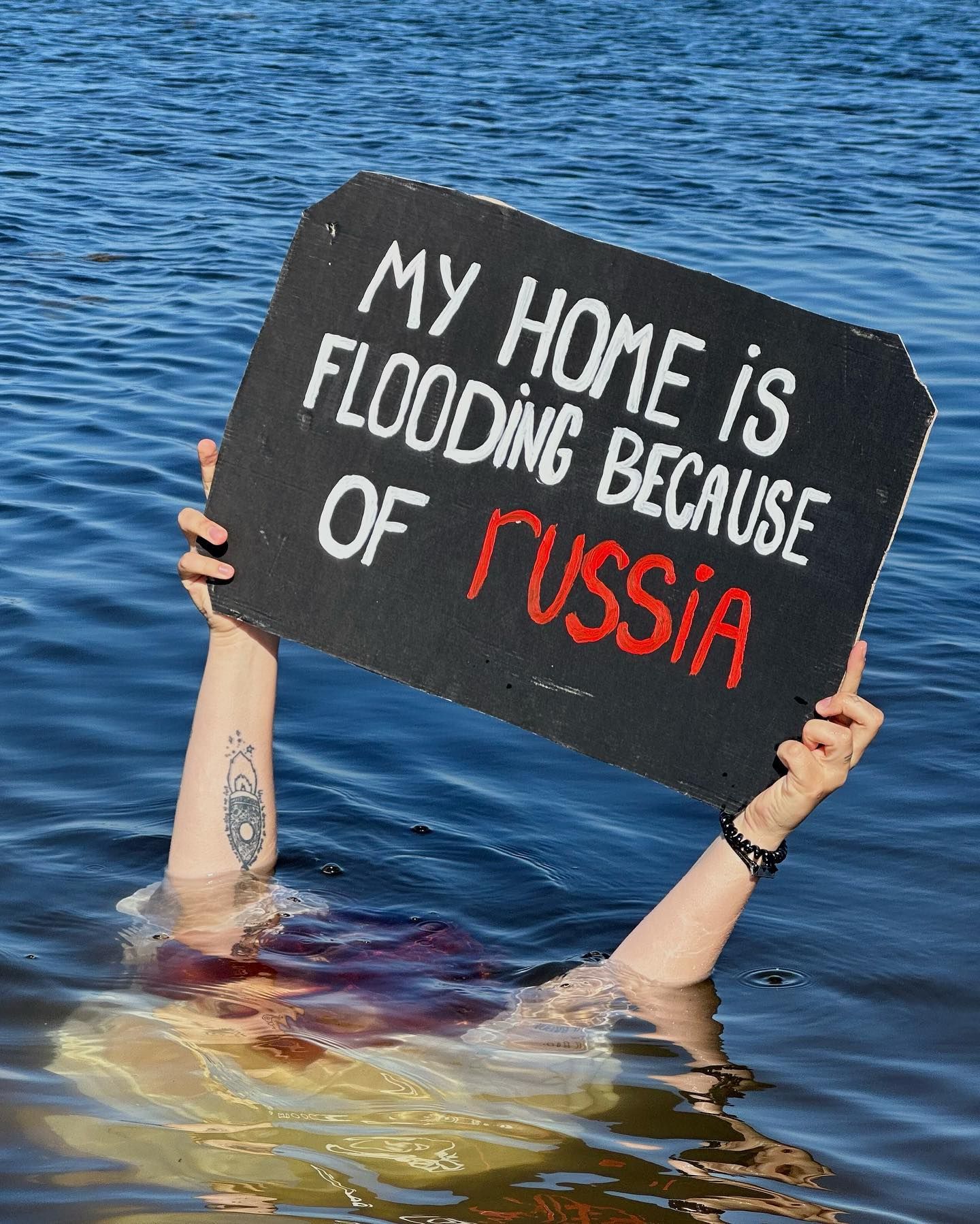 Українки влаштували акцію, щоб привернути увагу до катастрофи через підрив ГЕС: відео