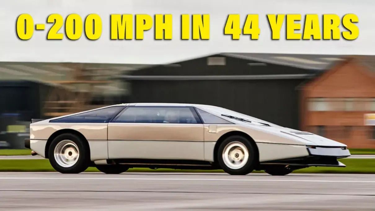 Aston Martin Bulldog - фото 1