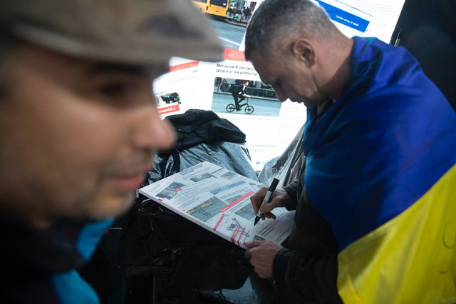 Віталій Кличко продав на аукціоні велосипед, на якому він колись упав у центрі Києва - фото 526151