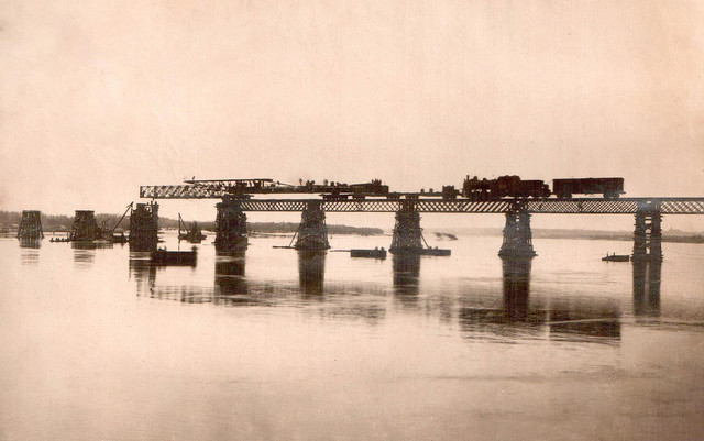 70 років були під водою: підрив ГЕС відкрив залишки дерев'яних мостів у Запоріжжі - фото 526221