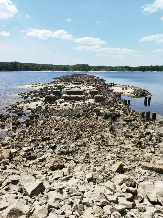 70 років були під водою: підрив ГЕС відкрив залишки дерев'яних мостів у Запоріжжі - фото 526222