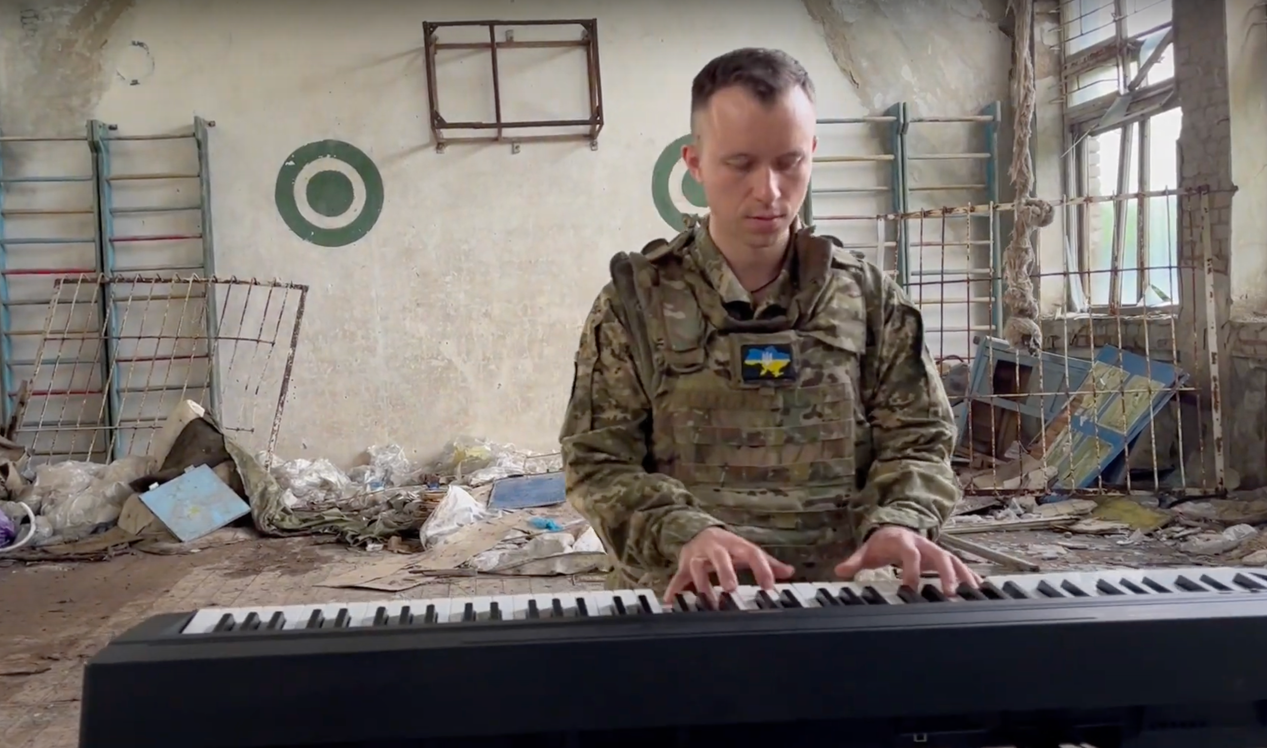 Молитва за побратимів: військовий ЗСУ зіграв свій твір посеред руїн