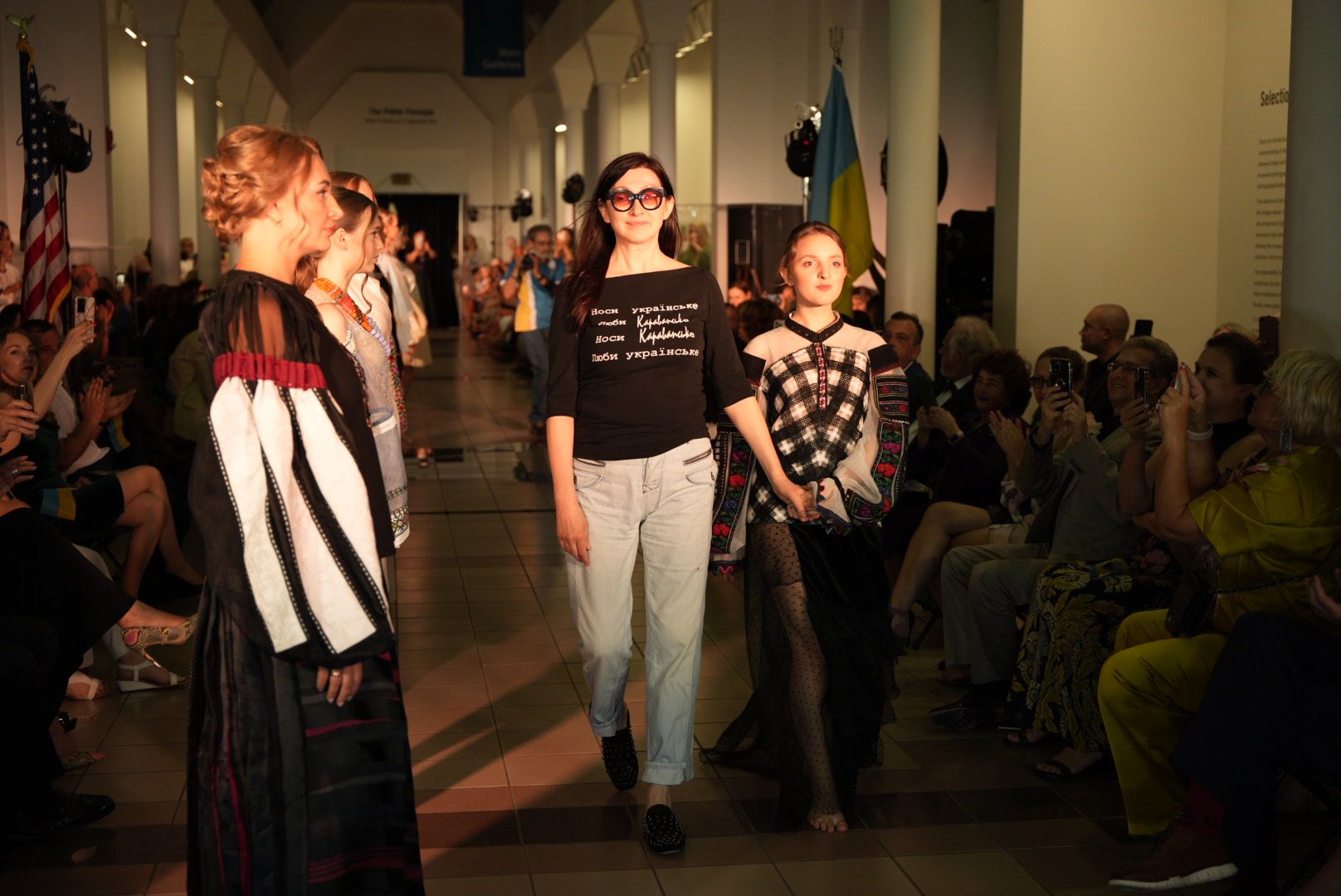 Оксана Караванська представила колекцію вишиванок на благочинному вечорі у США - фото 1