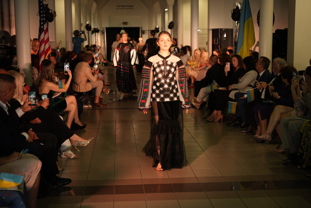 Оксана Караванська представила колекцію вишиванок на благочинному вечорі у США - фото 526521