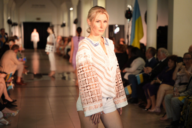 Оксана Караванська представила колекцію вишиванок на благочинному вечорі у США - фото 526522